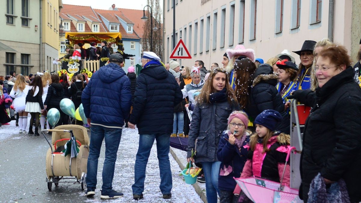 Die zahlreichen Zuschauer am Straßenrand sahen auch tolle Fußgruppen und hatten wie alle Narren viel Gaudi und Spaß.