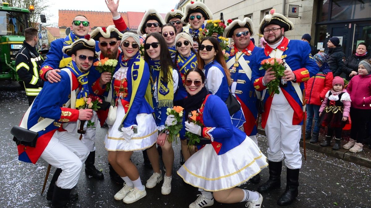 Die zahlreichen Zuschauer am Straßenrand sahen auch tolle Fußgruppen und hatten wie alle Narren viel Gaudi und Spaß.