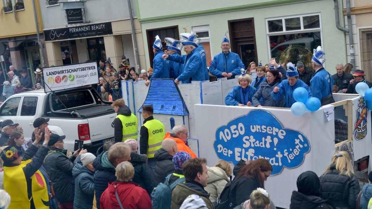 Es war am Sonntag der 25. Karnevalsumzug des Heiligenstädter Carnvalvereins, der sich durch Heiligenstadts Innenstadt wälzte, die Straßenränder waren dicht mit Zuschauern gesäumt. 34 Bilder zogen am Publikum vorbei.