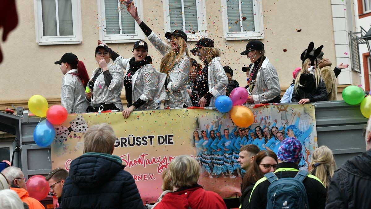 Es war am Sonntag der 25. Karnevalsumzug des Heiligenstädter Carnvalvereins, der sich durch Heiligenstadts Innenstadt wälzte, die Straßenränder waren dicht mit Zuschauern gesäumt. 34 Bilder zogen am Publikum vorbei.