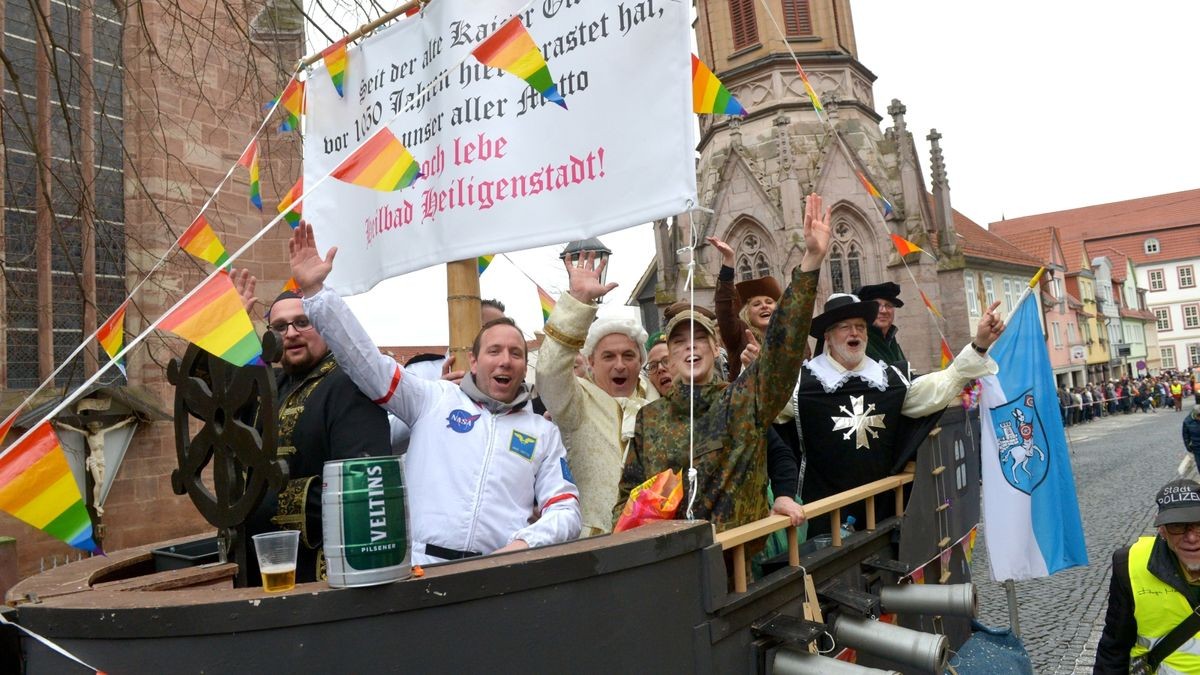 Es war am Sonntag der 25. Karnevalsumzug des Heiligenstädter Carnvalvereins, der sich durch Heiligenstadts Innenstadt wälzte, die Straßenränder waren dicht mit Zuschauern gesäumt. 34 Bilder zogen am Publikum vorbei.