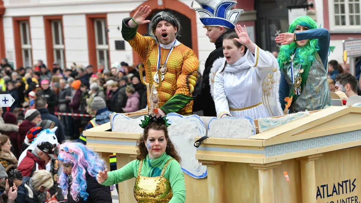 Es war am Sonntag der 25. Karnevalsumzug des Heiligenstädter Carnvalvereins, der sich durch Heiligenstadts Innenstadt wälzte, die Straßenränder waren dicht mit Zuschauern gesäumt. 34 Bilder zogen am Publikum vorbei.