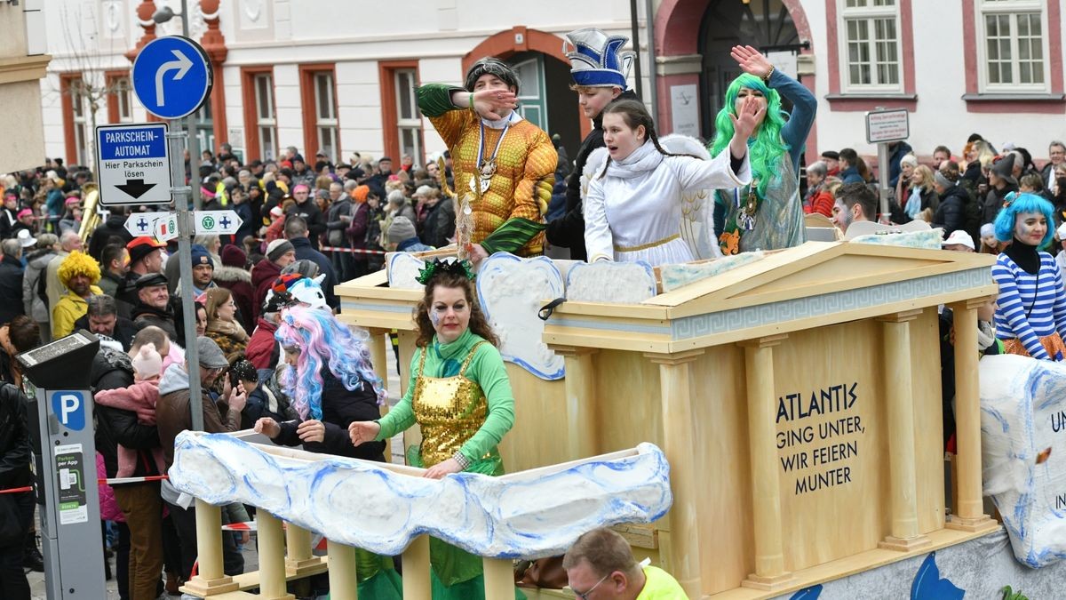 Es war am Sonntag der 25. Karnevalsumzug des Heiligenstädter Carnvalvereins, der sich durch Heiligenstadts Innenstadt wälzte, die Straßenränder waren dicht mit Zuschauern gesäumt. 34 Bilder zogen am Publikum vorbei.