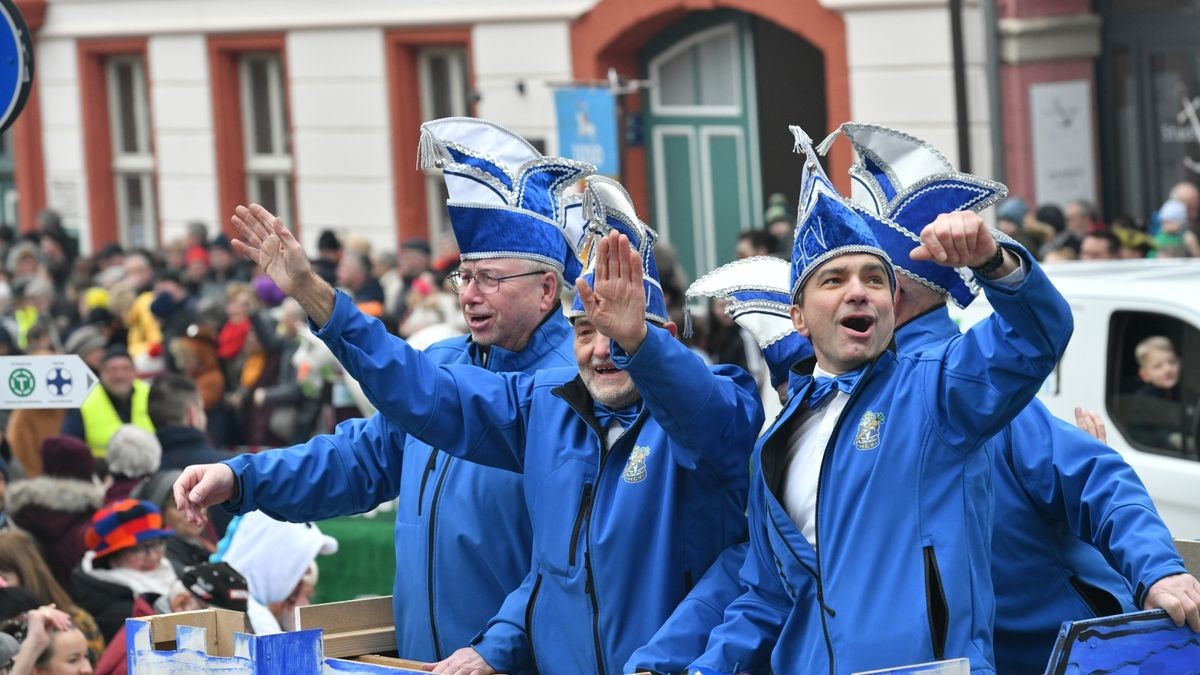 Es war am Sonntag der 25. Karnevalsumzug des Heiligenstädter Carnvalvereins, der sich durch Heiligenstadts Innenstadt wälzte, die Straßenränder waren dicht mit Zuschauern gesäumt. 34 Bilder zogen am Publikum vorbei.