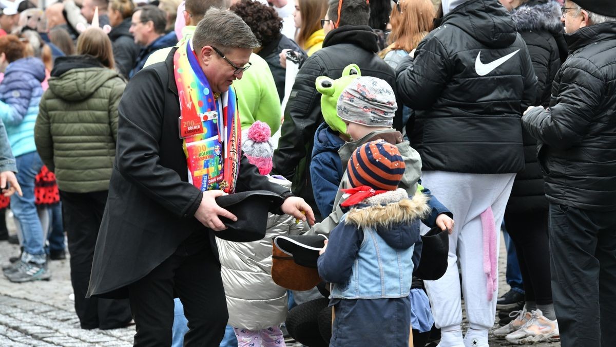 Es war am Sonntag der 25. Karnevalsumzug des Heiligenstädter Carnvalvereins, der sich durch Heiligenstadts Innenstadt wälzte, die Straßenränder waren dicht mit Zuschauern gesäumt. 34 Bilder zogen am Publikum vorbei.