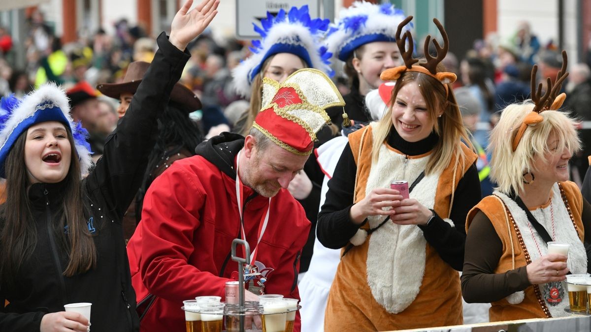 Es war am Sonntag der 25. Karnevalsumzug des Heiligenstädter Carnvalvereins, der sich durch Heiligenstadts Innenstadt wälzte, die Straßenränder waren dicht mit Zuschauern gesäumt. 34 Bilder zogen am Publikum vorbei.