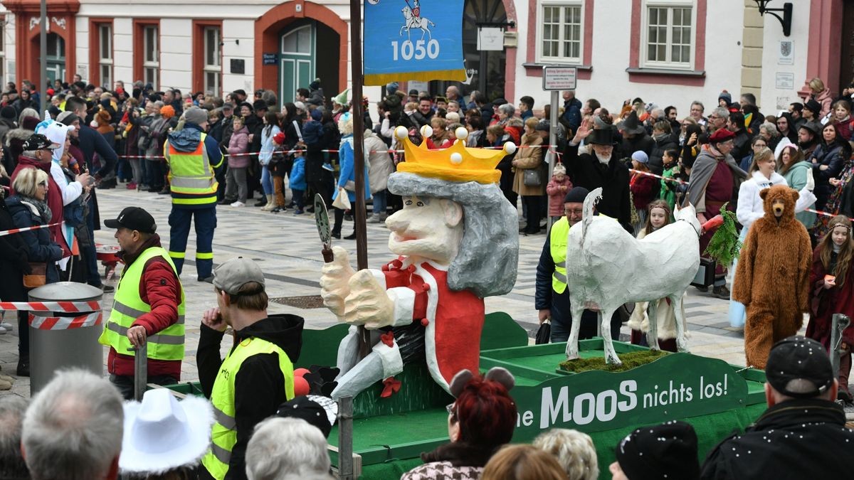 Es war am Sonntag der 25. Karnevalsumzug des Heiligenstädter Carnvalvereins, der sich durch Heiligenstadts Innenstadt wälzte, die Straßenränder waren dicht mit Zuschauern gesäumt. 34 Bilder zogen am Publikum vorbei.