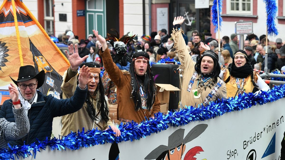 Es war am Sonntag der 25. Karnevalsumzug des Heiligenstädter Carnvalvereins, der sich durch Heiligenstadts Innenstadt wälzte, die Straßenränder waren dicht mit Zuschauern gesäumt. 34 Bilder zogen am Publikum vorbei.