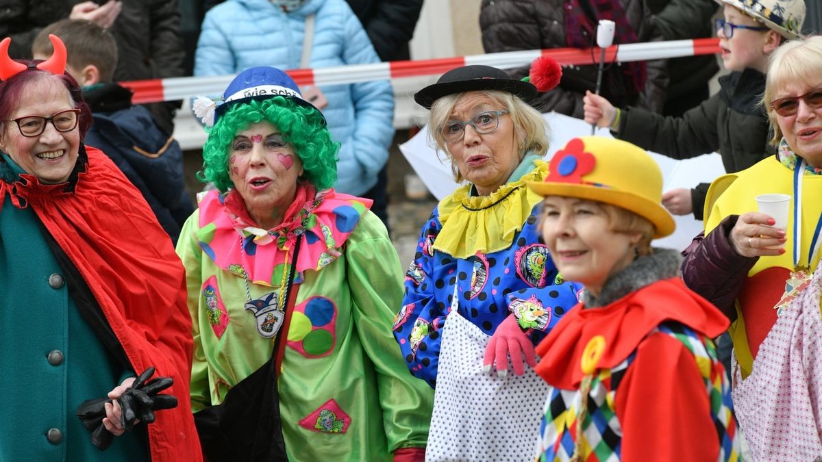 Es war am Sonntag der 25. Karnevalsumzug des Heiligenstädter Carnvalvereins, der sich durch Heiligenstadts Innenstadt wälzte, die Straßenränder waren dicht mit Zuschauern gesäumt. 34 Bilder zogen am Publikum vorbei.