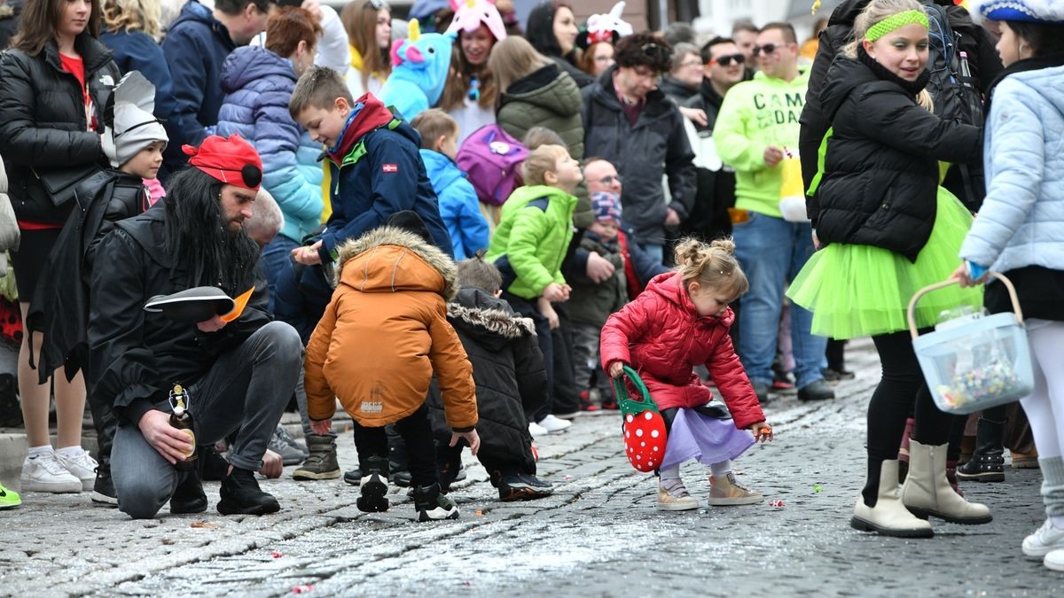 Es war am Sonntag der 25. Karnevalsumzug des Heiligenstädter Carnvalvereins, der sich durch Heiligenstadts Innenstadt wälzte, die Straßenränder waren dicht mit Zuschauern gesäumt. 34 Bilder zogen am Publikum vorbei.