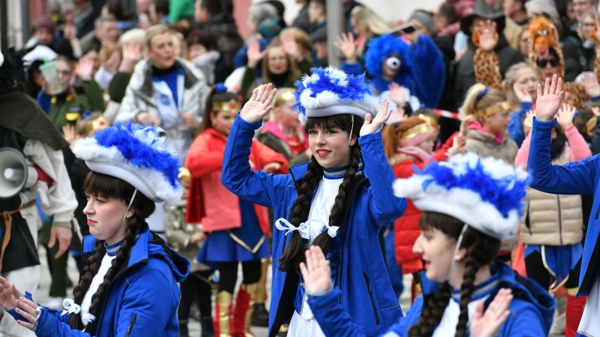 Es war am Sonntag der 25. Karnevalsumzug des Heiligenstädter Carnvalvereins, der sich durch Heiligenstadts Innenstadt wälzte, die Straßenränder waren dicht mit Zuschauern gesäumt. 34 Bilder zogen am Publikum vorbei.