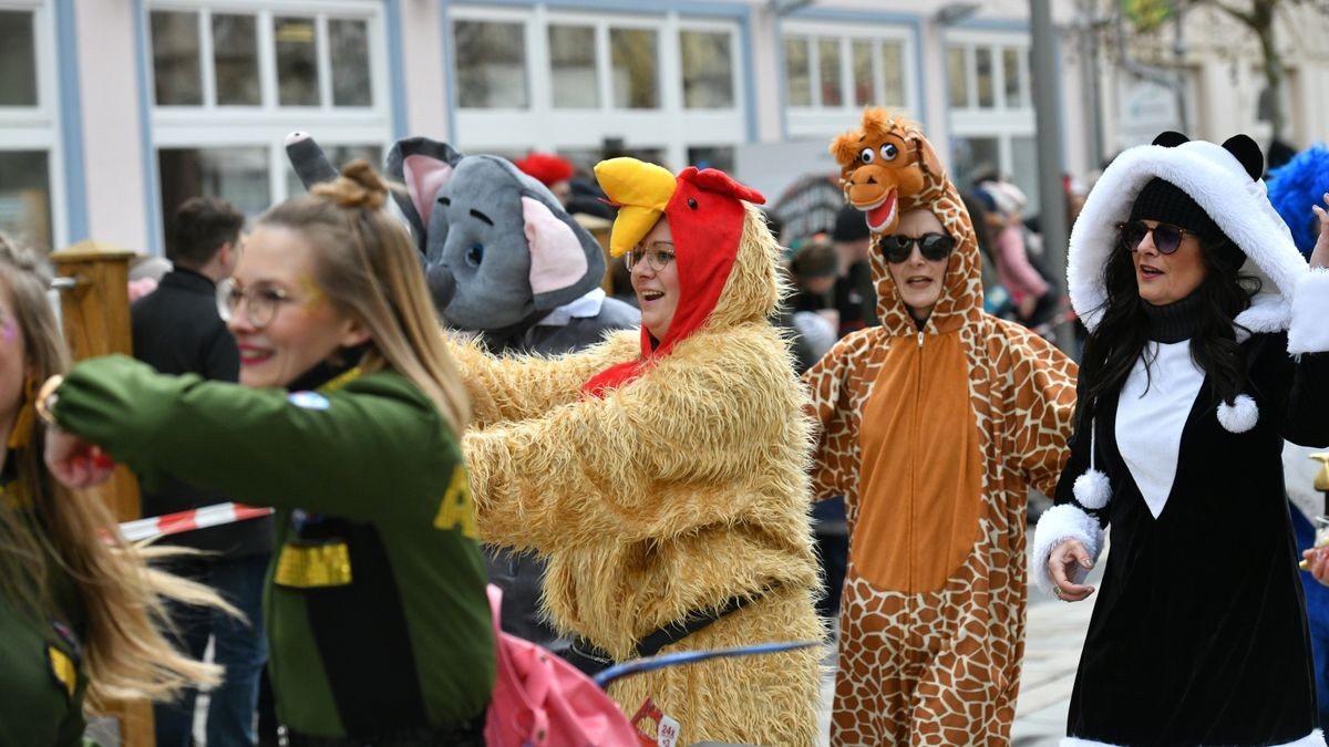 Es war am Sonntag der 25. Karnevalsumzug des Heiligenstädter Carnvalvereins, der sich durch Heiligenstadts Innenstadt wälzte, die Straßenränder waren dicht mit Zuschauern gesäumt. 34 Bilder zogen am Publikum vorbei.