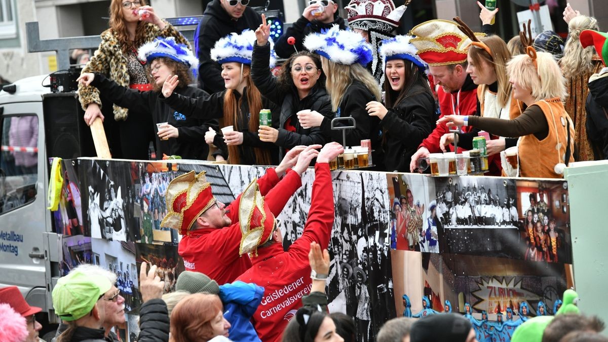 Es war am Sonntag der 25. Karnevalsumzug des Heiligenstädter Carnvalvereins, der sich durch Heiligenstadts Innenstadt wälzte, die Straßenränder waren dicht mit Zuschauern gesäumt. 34 Bilder zogen am Publikum vorbei.