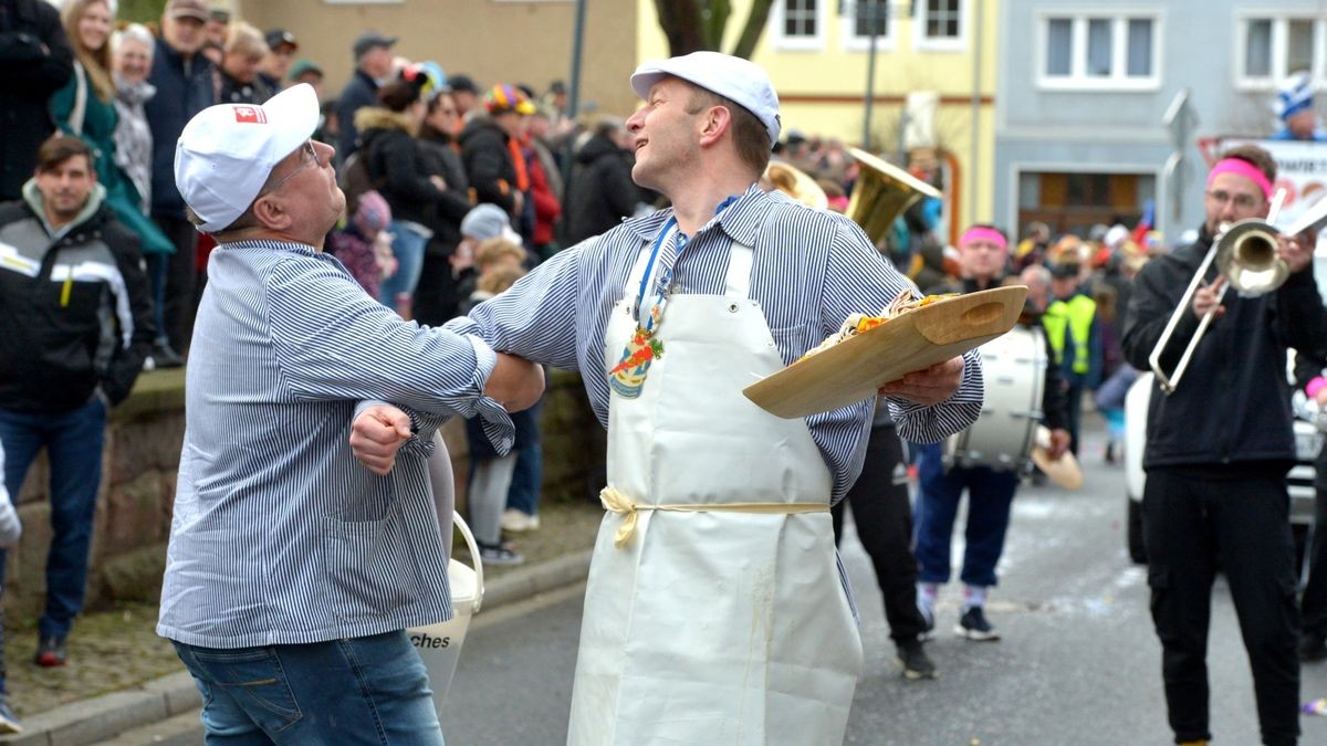 Es war am Sonntag der 25. Karnevalsumzug des Heiligenstädter Carnvalvereins, der sich durch Heiligenstadts Innenstadt wälzte, die Straßenränder waren dicht mit Zuschauern gesäumt. 34 Bilder zogen am Publikum vorbei.