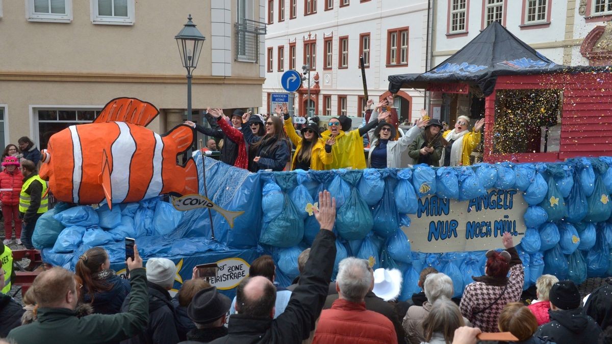 Es war am Sonntag der 25. Karnevalsumzug des Heiligenstädter Carnvalvereins, der sich durch Heiligenstadts Innenstadt wälzte, die Straßenränder waren dicht mit Zuschauern gesäumt. 34 Bilder zogen am Publikum vorbei.