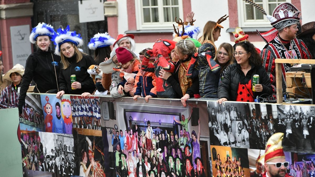 Es war am Sonntag der 25. Karnevalsumzug des Heiligenstädter Carnvalvereins, der sich durch Heiligenstadts Innenstadt wälzte, die Straßenränder waren dicht mit Zuschauern gesäumt. 34 Bilder zogen am Publikum vorbei.