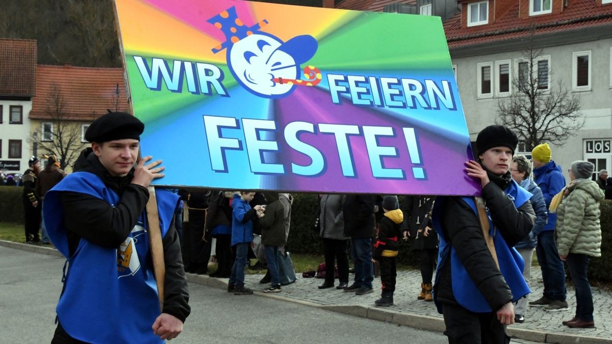 Wir feiern Feste!“ hatte der Stadtilmer Carneval Club als Motto über den Umzug in Blaunasien gestellt. Denn nach zwei Jahren Coronamaßnahmen-bedingter Pause wollten die Narren auf den Wagen und in den Fußgruppen wie auch das Publikum am Straßenrand endlich wieder feste Feste feiern.