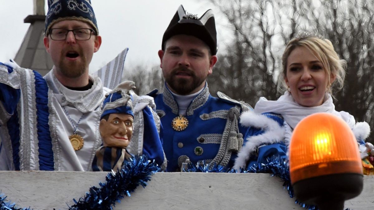 Wir feiern Feste!“ hatte der Stadtilmer Carneval Club als Motto über den Umzug in Blaunasien gestellt. Denn nach zwei Jahren Coronamaßnahmen-bedingter Pause wollten die Narren auf den Wagen und in den Fußgruppen wie auch das Publikum am Straßenrand endlich wieder feste Feste feiern.