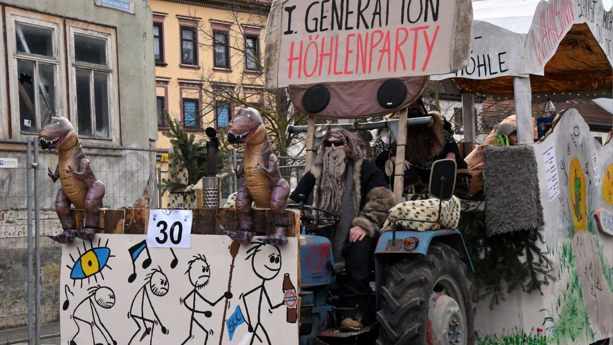 Wir feiern Feste!“ hatte der Stadtilmer Carneval Club als Motto über den Umzug in Blaunasien gestellt. Denn nach zwei Jahren Coronamaßnahmen-bedingter Pause wollten die Narren auf den Wagen und in den Fußgruppen wie auch das Publikum am Straßenrand endlich wieder feste Feste feiern.