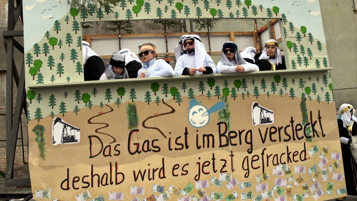 Wir feiern Feste!“ hatte der Stadtilmer Carneval Club als Motto über den Umzug in Blaunasien gestellt. Denn nach zwei Jahren Coronamaßnahmen-bedingter Pause wollten die Narren auf den Wagen und in den Fußgruppen wie auch das Publikum am Straßenrand endlich wieder feste Feste feiern.