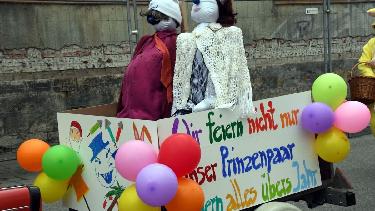 Wir feiern Feste!“ hatte der Stadtilmer Carneval Club als Motto über den Umzug in Blaunasien gestellt. Denn nach zwei Jahren Coronamaßnahmen-bedingter Pause wollten die Narren auf den Wagen und in den Fußgruppen wie auch das Publikum am Straßenrand endlich wieder feste Feste feiern.