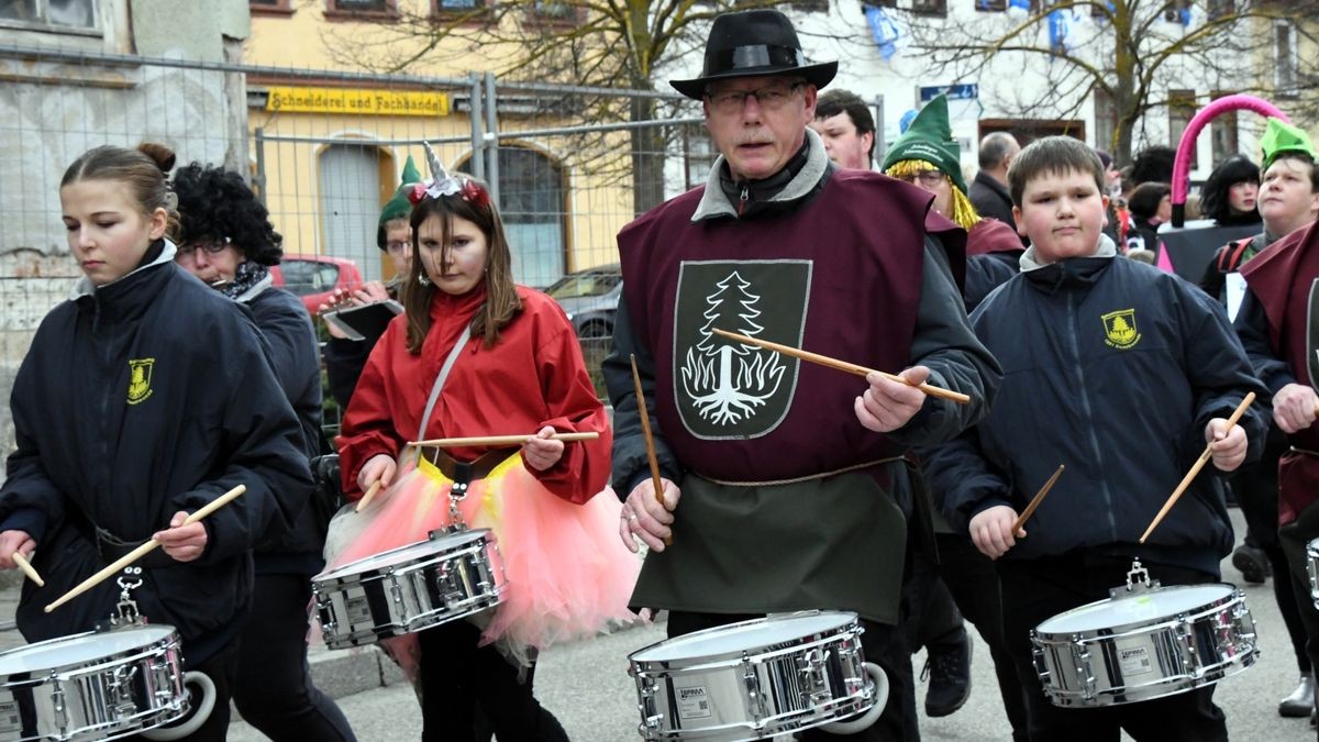 Wir feiern Feste!“ hatte der Stadtilmer Carneval Club als Motto über den Umzug in Blaunasien gestellt. Denn nach zwei Jahren Coronamaßnahmen-bedingter Pause wollten die Narren auf den Wagen und in den Fußgruppen wie auch das Publikum am Straßenrand endlich wieder feste Feste feiern.