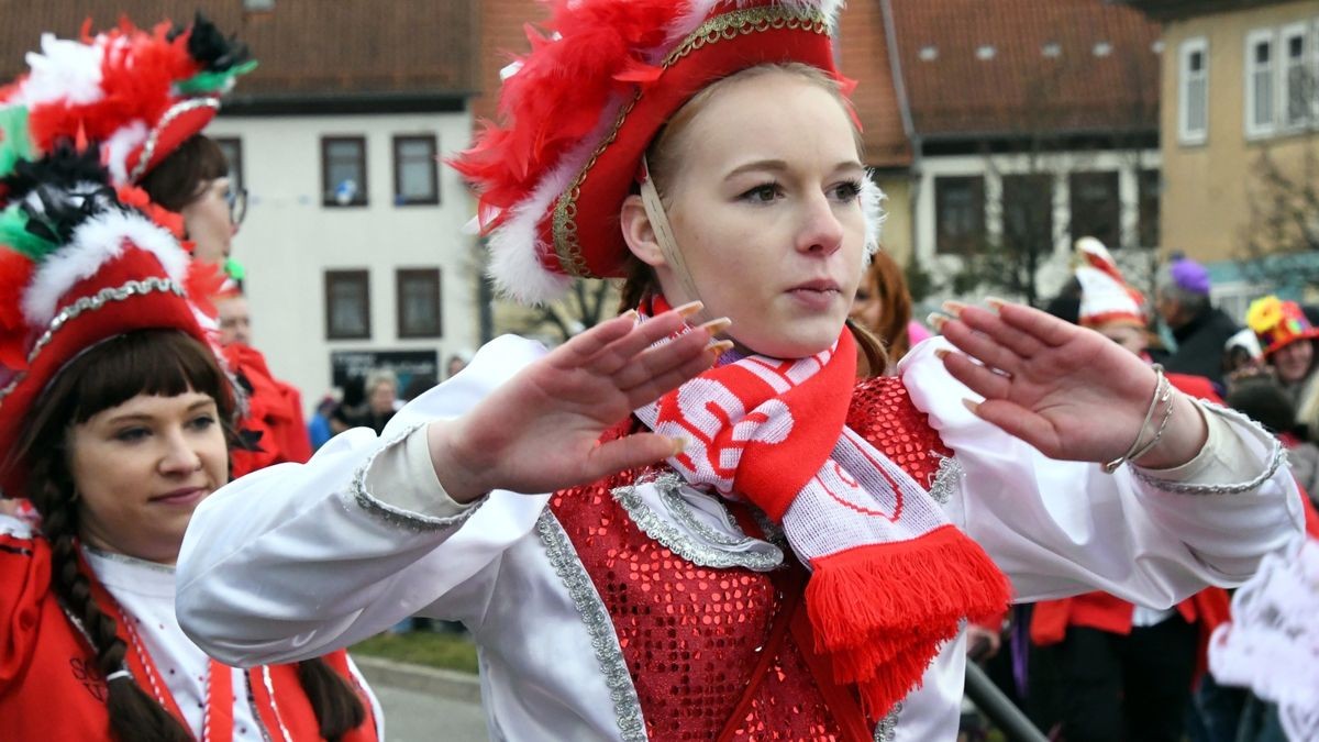 Wir feiern Feste!“ hatte der Stadtilmer Carneval Club als Motto über den Umzug in Blaunasien gestellt. Denn nach zwei Jahren Coronamaßnahmen-bedingter Pause wollten die Narren auf den Wagen und in den Fußgruppen wie auch das Publikum am Straßenrand endlich wieder feste Feste feiern.