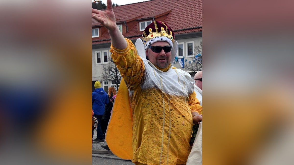 Wir feiern Feste!“ hatte der Stadtilmer Carneval Club als Motto über den Umzug in Blaunasien gestellt. Denn nach zwei Jahren Coronamaßnahmen-bedingter Pause wollten die Narren auf den Wagen und in den Fußgruppen wie auch das Publikum am Straßenrand endlich wieder feste Feste feiern.