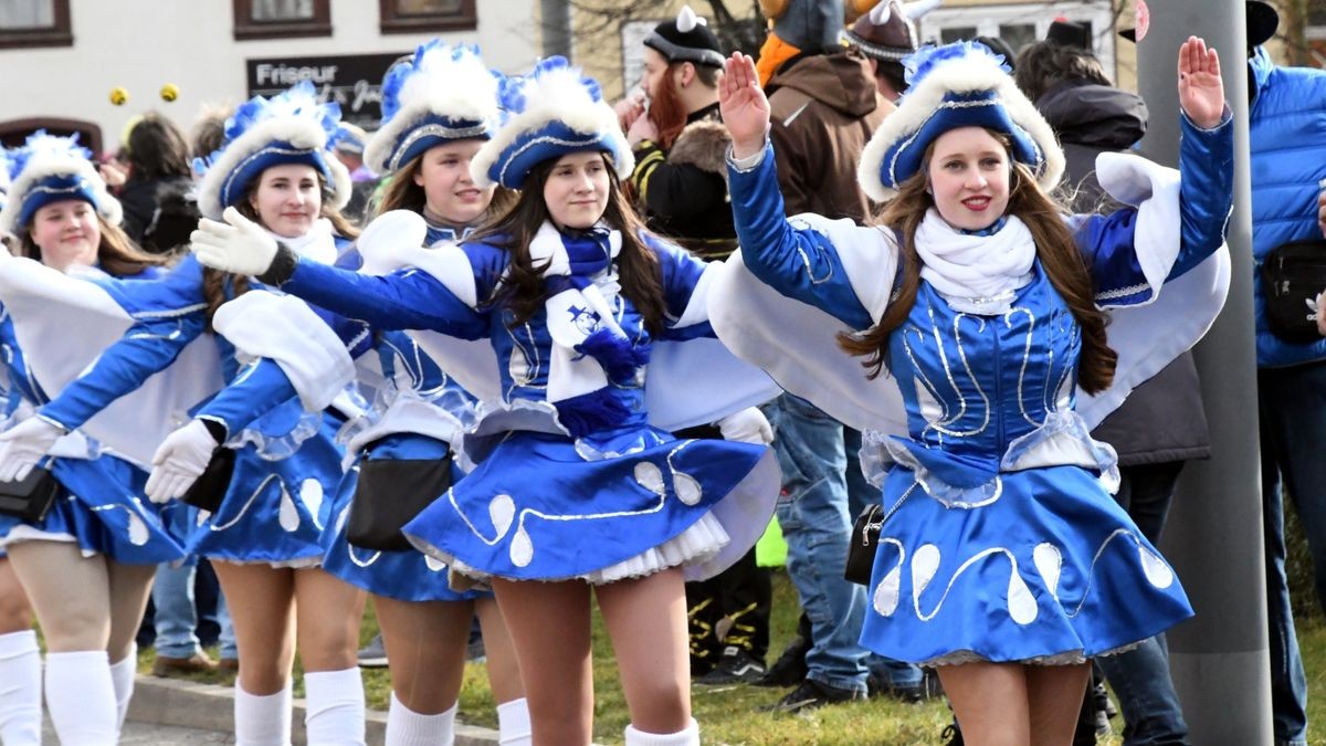 Wir feiern Feste!“ hatte der Stadtilmer Carneval Club als Motto über den Umzug in Blaunasien gestellt. Denn nach zwei Jahren Coronamaßnahmen-bedingter Pause wollten die Narren auf den Wagen und in den Fußgruppen wie auch das Publikum am Straßenrand endlich wieder feste Feste feiern.