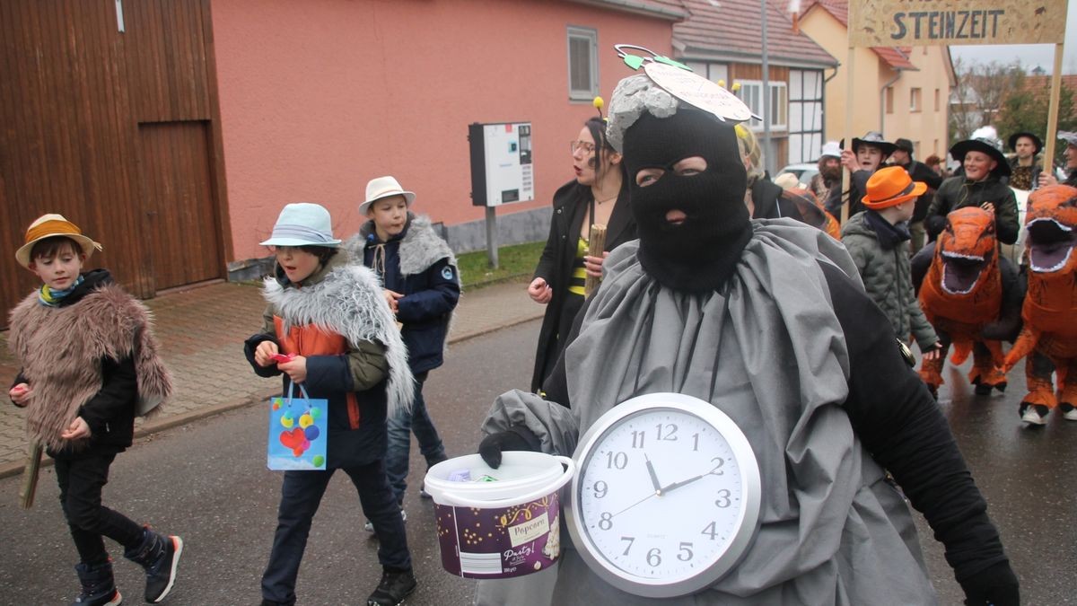 Am Sonntag kehren die Karnevalisten aus Wölfis bei ihrem Karnevalsumzug thematisch in die Steinzeit zurück.