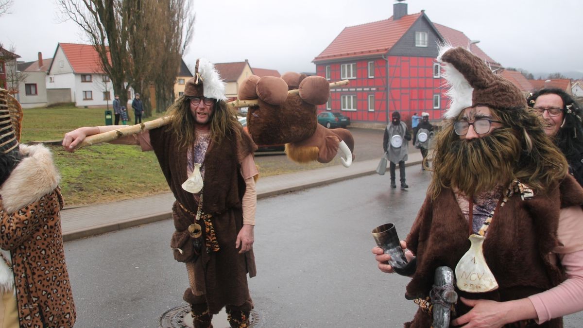 Am Sonntag kehren die Karnevalisten aus Wölfis bei ihrem Karnevalsumzug thematisch in die Steinzeit zurück.