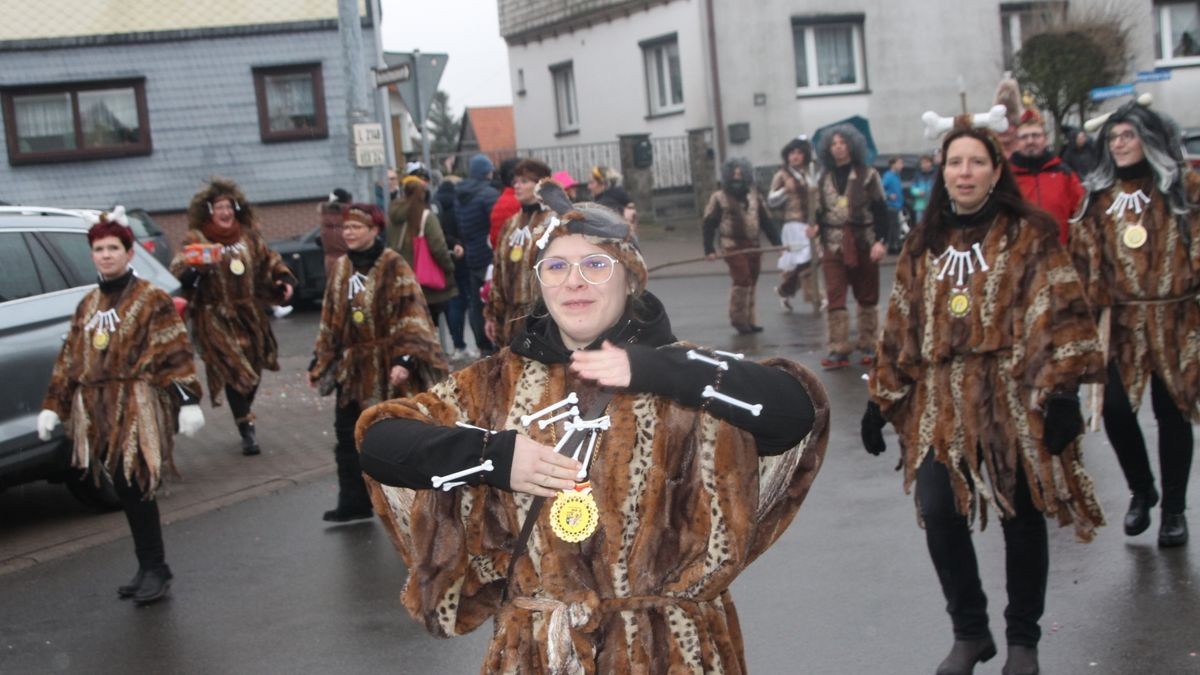 Am Sonntag kehren die Karnevalisten aus Wölfis bei ihrem Karnevalsumzug thematisch in die Steinzeit zurück.