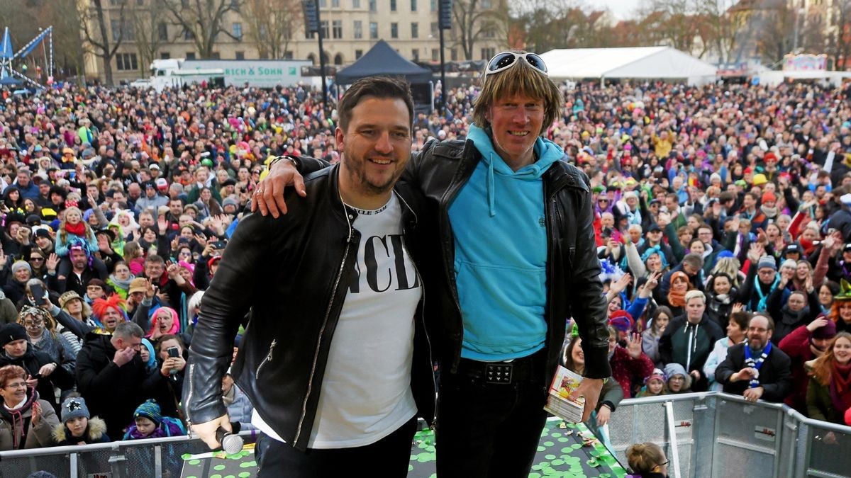 Samu (links) und Mickie Krause heizten am Sonntag dem närrischen Volk auf dem Domplatz ein.