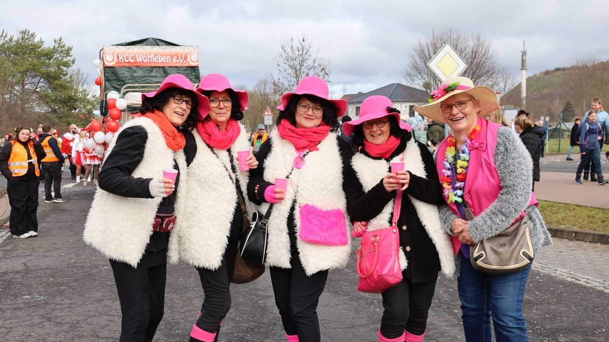 Ein großartiger Festumzug mit vielen befreundeten Vereinen und ungezählten Zuschauern krönt die 70. Saison des Bleicheröder Carneval Club.