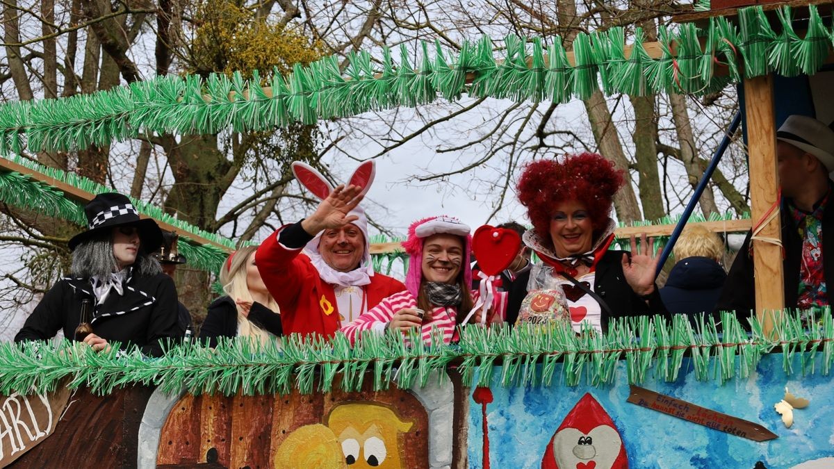 Ein großartiger Festumzug mit vielen befreundeten Vereinen und ungezählten Zuschauern krönt die 70. Saison des Bleicheröder Carneval Club.