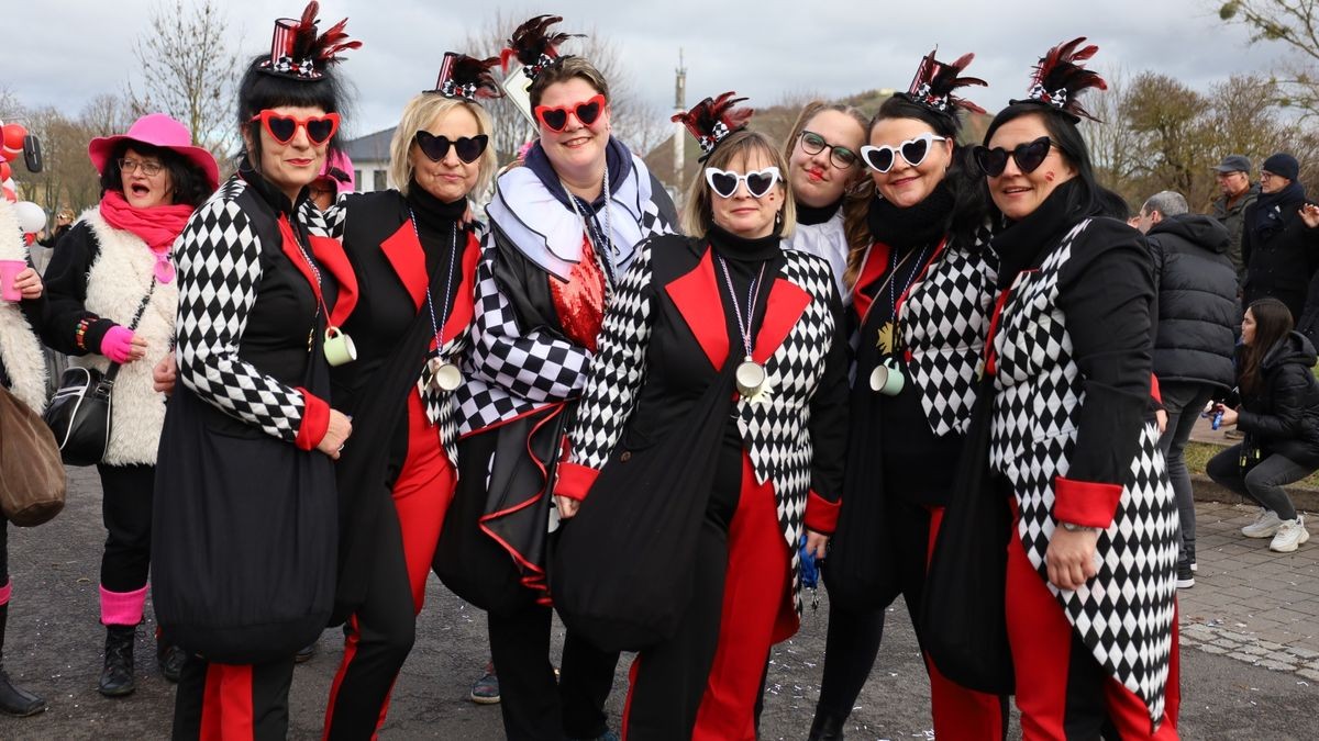 Ein großartiger Festumzug mit vielen befreundeten Vereinen und ungezählten Zuschauern krönt die 70. Saison des Bleicheröder Carneval Club.