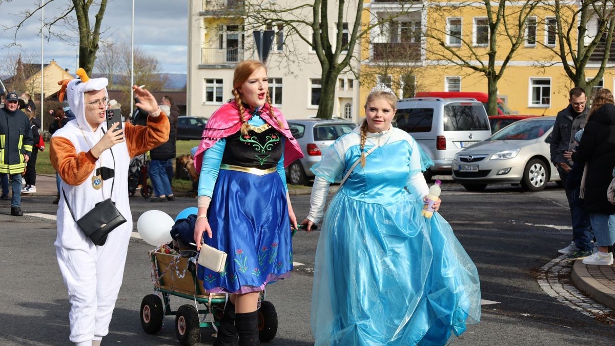 Ein großartiger Festumzug mit vielen befreundeten Vereinen und ungezählten Zuschauern krönt die 70. Saison des Bleicheröder Carneval Club.