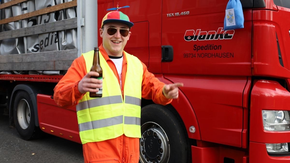 Ein großartiger Festumzug mit vielen befreundeten Vereinen und ungezählten Zuschauern krönt die 70. Saison des Bleicheröder Carneval Club.