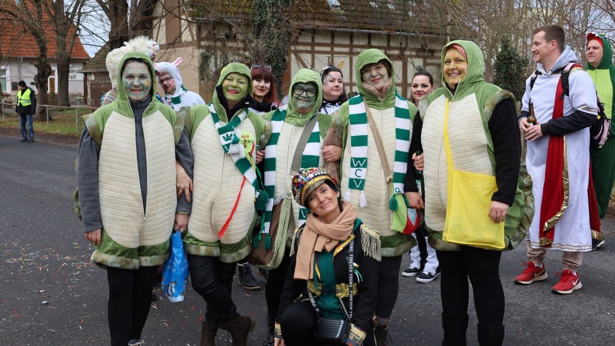 Ein großartiger Festumzug mit vielen befreundeten Vereinen und ungezählten Zuschauern krönt die 70. Saison des Bleicheröder Carneval Club.