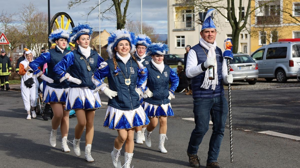 Ein großartiger Festumzug mit vielen befreundeten Vereinen und ungezählten Zuschauern krönt die 70. Saison des Bleicheröder Carneval Club.