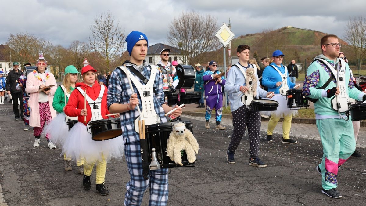 Ein großartiger Festumzug mit vielen befreundeten Vereinen und ungezählten Zuschauern krönt die 70. Saison des Bleicheröder Carneval Club.