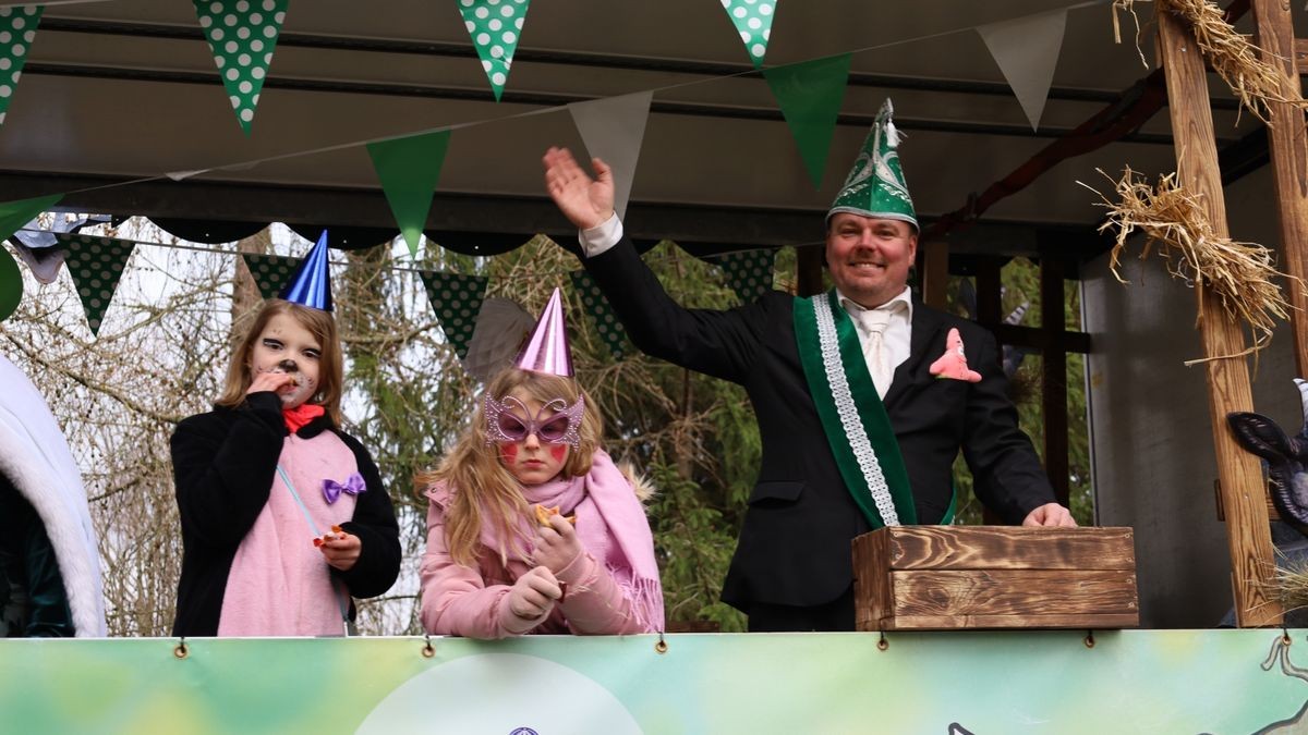 Ein großartiger Festumzug mit vielen befreundeten Vereinen und ungezählten Zuschauern krönt die 70. Saison des Bleicheröder Carneval Club.