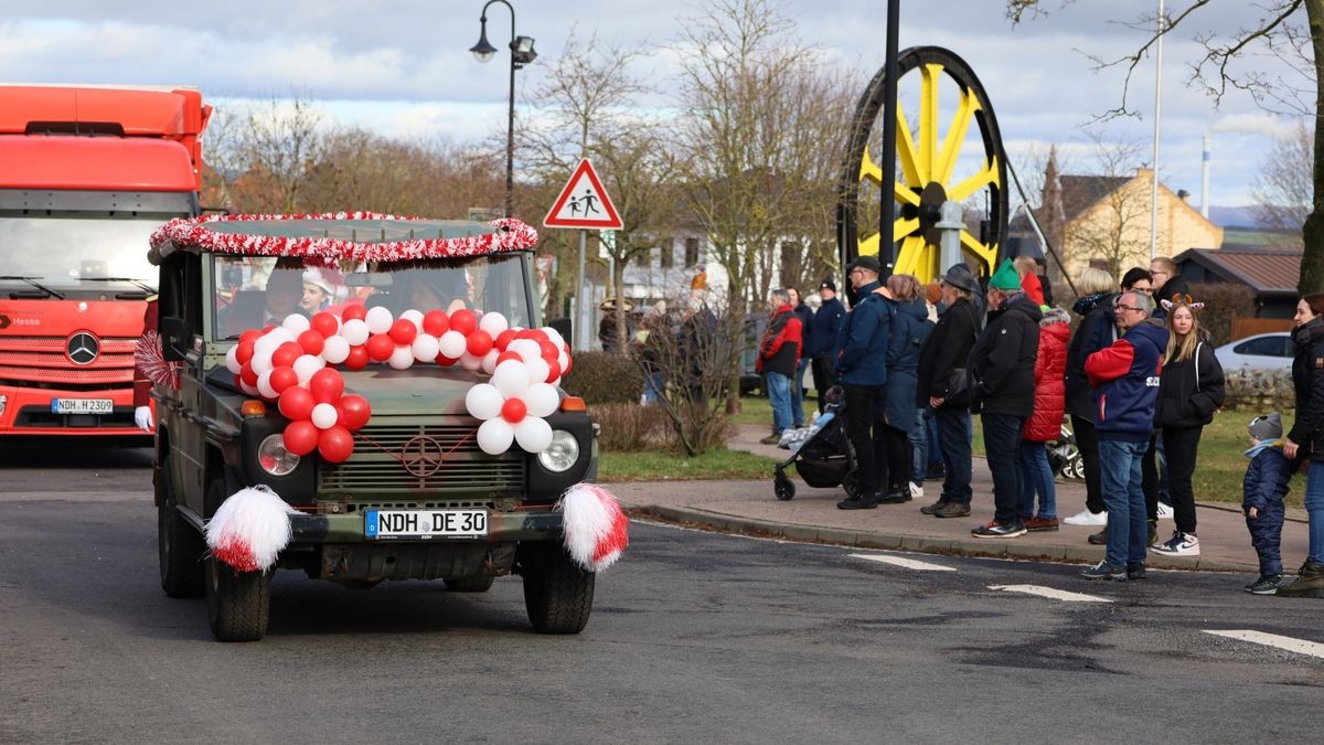 Ein großartiger Festumzug mit vielen befreundeten Vereinen und ungezählten Zuschauern krönt die 70. Saison des Bleicheröder Carneval Club.