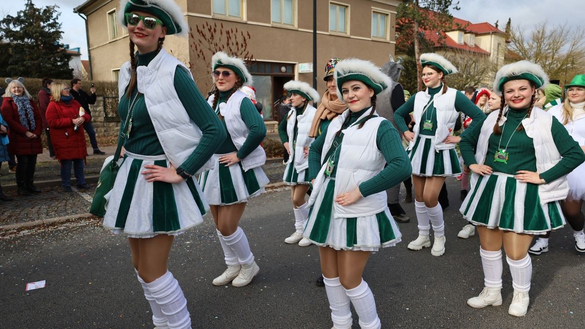 Ein großartiger Festumzug mit vielen befreundeten Vereinen und ungezählten Zuschauern krönt die 70. Saison des Bleicheröder Carneval Club.