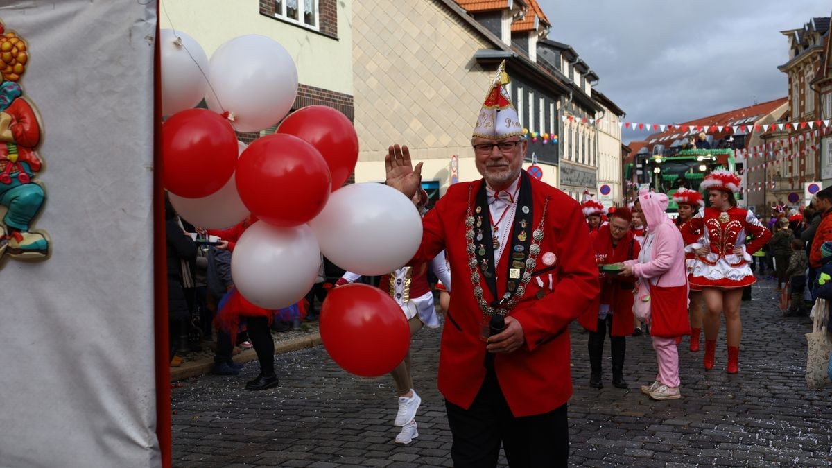 Ein großartiger Festumzug mit vielen befreundeten Vereinen und ungezählten Zuschauern krönt die 70. Saison des Bleicheröder Carneval Club.