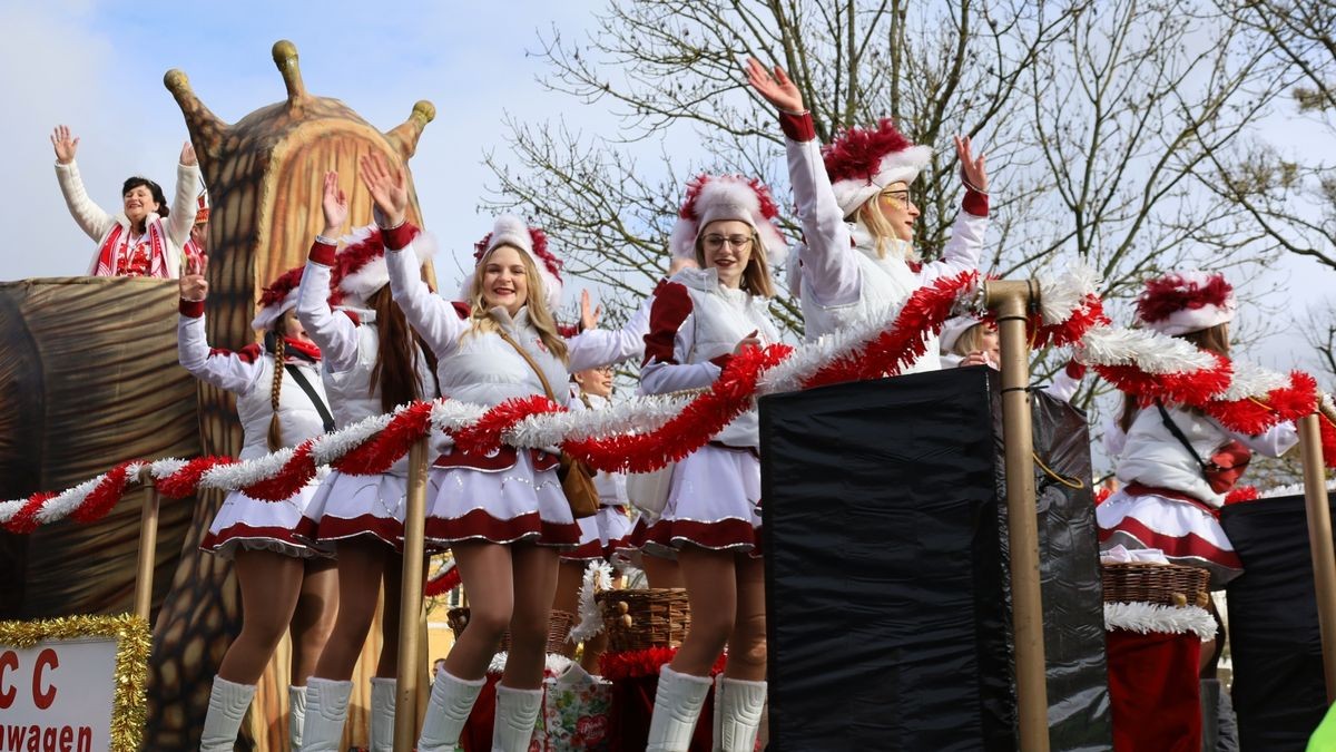 Ein großartiger Festumzug mit vielen befreundeten Vereinen und ungezählten Zuschauern krönt die 70. Saison des Bleicheröder Carneval Club.