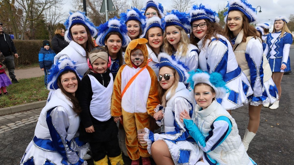 Ein großartiger Festumzug mit vielen befreundeten Vereinen und ungezählten Zuschauern krönt die 70. Saison des Bleicheröder Carneval Club.