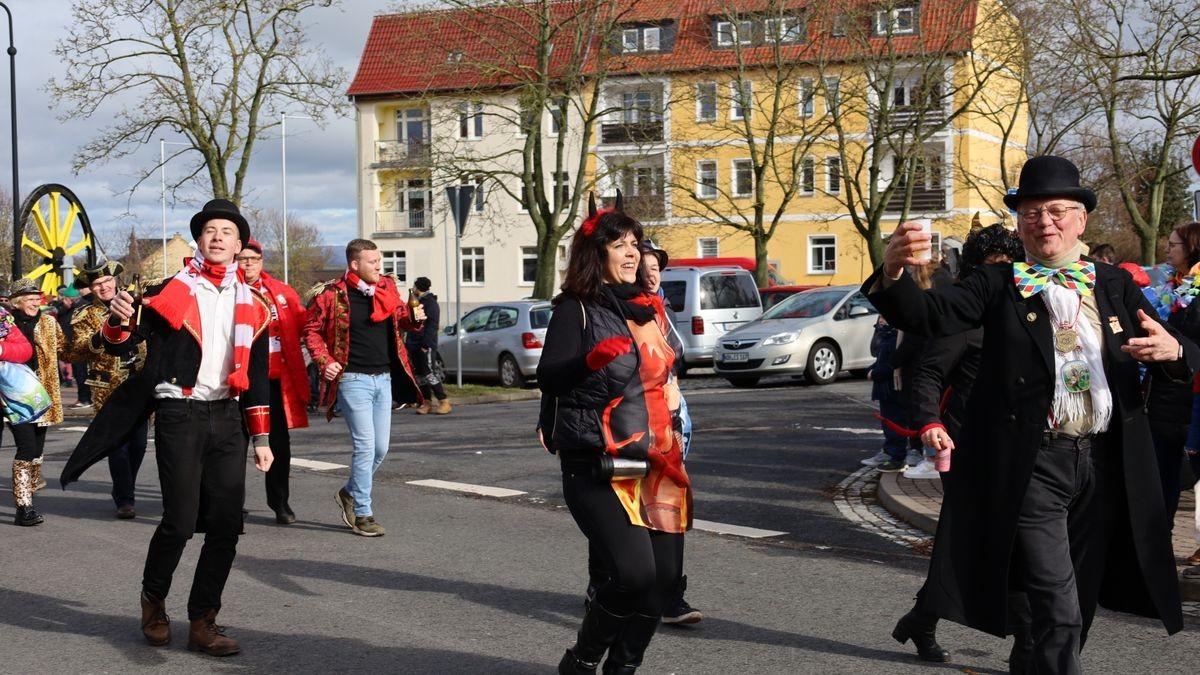 Ein großartiger Festumzug mit vielen befreundeten Vereinen und ungezählten Zuschauern krönt die 70. Saison des Bleicheröder Carneval Club.