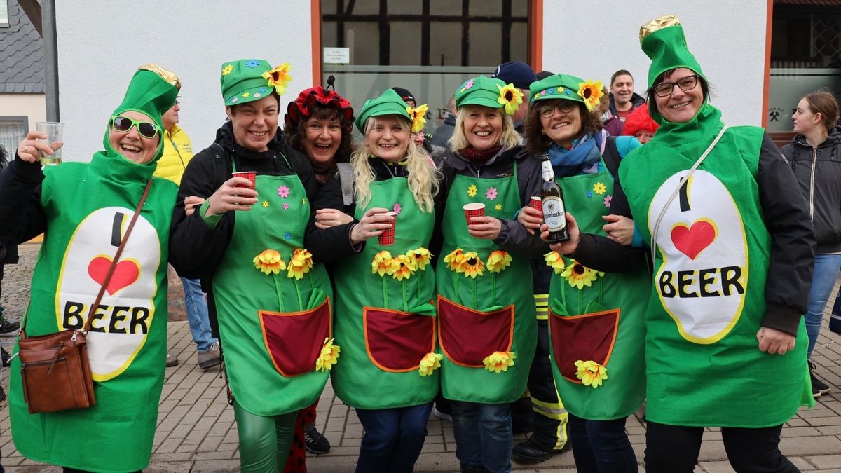 Ein großartiger Festumzug mit vielen befreundeten Vereinen und ungezählten Zuschauern krönt die 70. Saison des Bleicheröder Carneval Club.