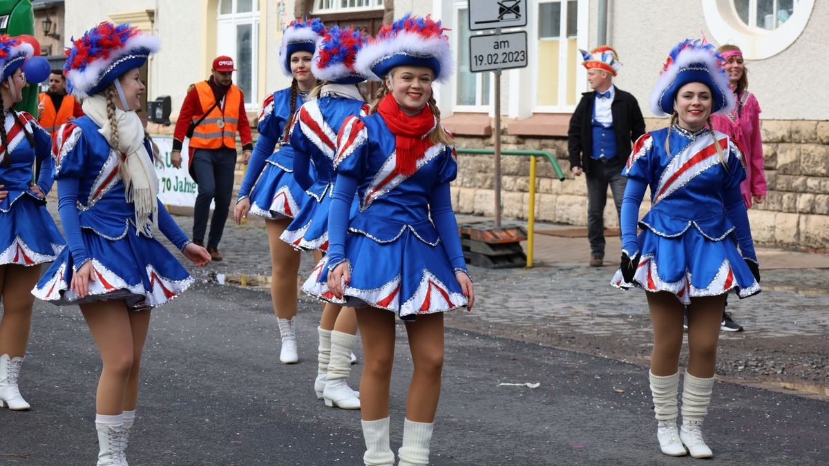 Ein großartiger Festumzug mit vielen befreundeten Vereinen und ungezählten Zuschauern krönt die 70. Saison des Bleicheröder Carneval Club.